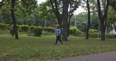 Şehir Parkı 'nda Mutlu Çocuk Koşusu. Yaz Günü 4K 10-bit