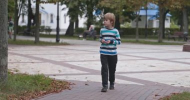 Yalnız Çocuk Şehir Parkı 'nda Tek Başına Yürüyor. Yaz Günü 4K 10-bit