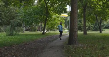 Şehir Parkı 'nda Mutlu Çocuk Koşusu. Yaz Günü 4K 10-bit