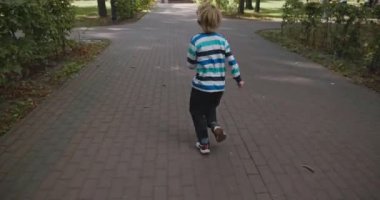 Şehir Parkı 'nda Mutlu Çocuk Koşusu. Yaz Günü 4K 10-bit