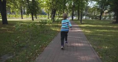 Şehir Parkı 'nda Mutlu Çocuk Koşusu. Yaz Günü 4K 10-bit