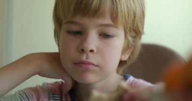 Çocuk çocuk akşam yemeğinde karabuğday lapası ve sandviç yiyor. Yavaş çekim 60fps 4K 10-bit