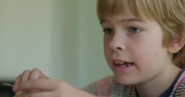 Çocuk çocuk akşam yemeğinde karabuğday lapası ve sandviç yiyor. Yavaş çekim 60fps 4K 10-bit