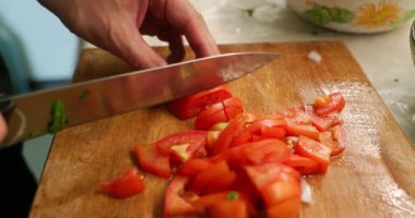 Salata için Bıçaklı Erkek El, Kesilmiş Domates. Mutfakta Bekar Adam Kahvaltı ya da Akşam Yemeği Hazırlıyor. Yavaş çekim 60fps 10-bit