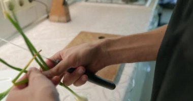 Man soğan soyar. Mutfakta Bekar Adam Kahvaltı ya da Akşam Yemeği Hazırlıyor. Yavaş çekim 60fps 4K 10-bit