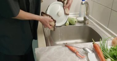 Mutfakta Bekar Adam Kahvaltı ya da Akşam Yemeği Hazırlıyor. Yavaş çekim 60fps 4K 10-bit