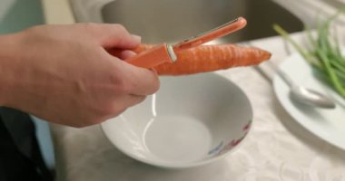 Mutfakta Bekar Adam Kahvaltı ya da Akşam Yemeği Hazırlıyor. Yavaş çekim 60fps 4K 10-bit