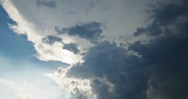 Zaman aşımlı Beyaz Kabarık Bulutlar Mavi Gökyüzünde 4K 60fps 10-bit