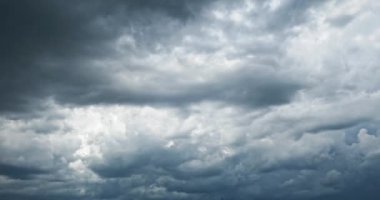 Zaman aşımlı Koyu Gri Yağmurlu Bulutlar Bulutlu Gökyüzünde 4K 60fps 10-bit