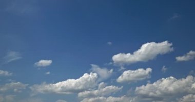 Zaman aşımlı Beyaz Kabarık Bulutlar Mavi Gökyüzünde 4K 60fps 10-bit