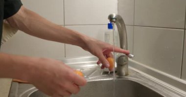 Lavaboda Musluk Altındaki Meyveleri Yıkamak. Mutfakta Kafkas Adam Kahvaltı ya da Akşam Yemeği Hazırlıyor. Yavaş çekim 60fps 4K 10-bit