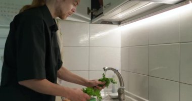 Lavaboda maydanoz yıkıyorum. Mutfakta Kafkas Adam Kahvaltı ya da Akşam Yemeği Hazırlıyor. Yavaş çekim 60fps 4K 10-bit
