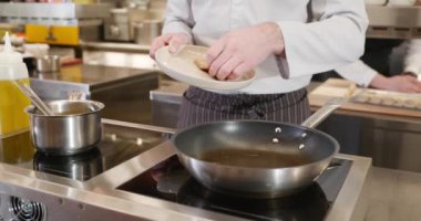 Şef Cook, Restoranda Lezzetli Balık Yemeği Hazırlıyor. Yavaş çekim 60fps 4K 10-bit