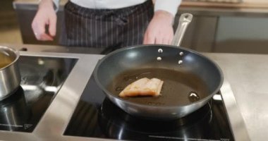 Şef Cook, Restoranda Lezzetli Balık Yemeği Hazırlıyor. Yavaş çekim 60fps 4K 10-bit