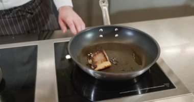 Şef Cook, Restoranda Lezzetli Balık Yemeği Hazırlıyor. Yavaş çekim 60fps 4K 10-bit