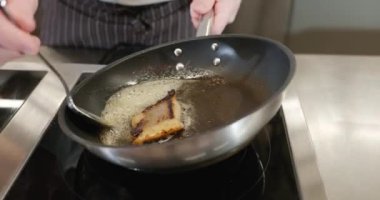 Şef Cook, Restoranda Lezzetli Balık Yemeği Hazırlıyor. Yavaş çekim 60fps 4K 10-bit