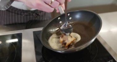 Şef Cook, Restoranda Lezzetli Balık Yemeği Hazırlıyor. Yavaş çekim 60fps 4K 10-bit