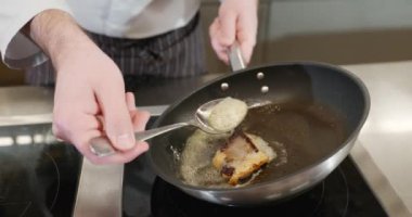 Şef Cook, Restoranda Lezzetli Balık Yemeği Hazırlıyor. Yavaş çekim 60fps 4K 10-bit