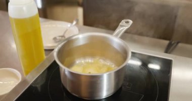 Şef Cook, Restoranda Lezzetli Balık Yemeği Hazırlıyor. Yavaş çekim 60fps 4K 10-bit