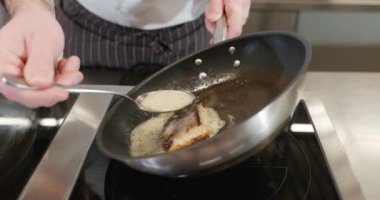 Şef Cook, Restoranda Lezzetli Balık Yemeği Hazırlıyor. Yavaş çekim 60fps 4K 10-bit