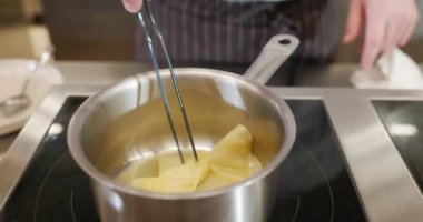Şef Cook, Restoranda Lezzetli Balık Yemeği Hazırlıyor. Yavaş çekim 60fps 4K 10-bit