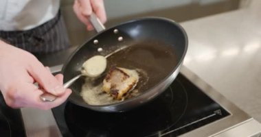 Şef Cook, Restoranda Lezzetli Balık Yemeği Hazırlıyor. Yavaş çekim 60fps 4K 10-bit