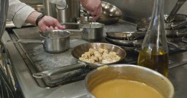 Karnabahar kızartma tavasında. Restoran Mutfağında Şef Cook 'tan yemek hazırlığı. Yavaş çekim 60fps 4K 10-bit
