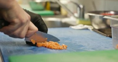 Bıçak Kırmızı Balık Etini Kesiyor. Restaurant Kitchen 'da Şef Cook' un deniz ürünleri hazırlığı. Yavaş çekim 60fps 4K 10-bit