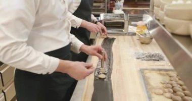 Erkekler restoranda Ravioli pişirir. Yavaş çekim 60fps 4K 10-bit