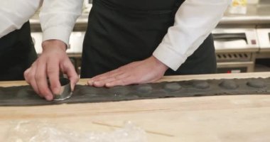 Erkekler restoranda Ravioli pişirir. Yavaş çekim 60fps 4K 10-bit