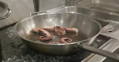 Ahtapot dokunaçları kızartma tavasında. Restaurant Kitchen 'da Şef Cook' un hazırladığı deniz ürünleri. Yavaş çekim 60fps 4K 10-bit