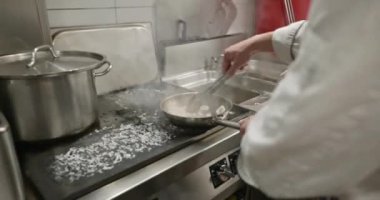 Restaurant Kitchen 'da Şef Cook' un Et Yemekleri Hazırlama Süreci. Yavaş çekim 60 fps 4K 10-bit