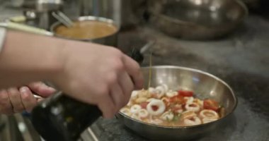 Restaurant Kitchen 'da Şef Cook' un Et Yemekleri Hazırlama Süreci. Yavaş çekim 60 fps 4K 10-bit