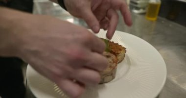 Restaurant Kitchen 'da Şef Cook' un Et Yemekleri Hazırlama Süreci. Yavaş çekim 60 fps 4K 10-bit