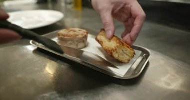 Restaurant Kitchen 'da Şef Cook' un Et Yemekleri Hazırlama Süreci. Yavaş çekim 60 fps 4K 10-bit