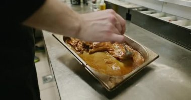 Restaurant Kitchen 'da Şef Cook' un Et Yemekleri Hazırlama Süreci. Yavaş çekim 60 fps 4K 10-bit