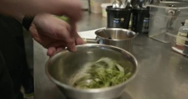 Restaurant Kitchen 'da Şef Cook' un Et Yemekleri Hazırlama Süreci. Yavaş çekim 60 fps 4K 10-bit