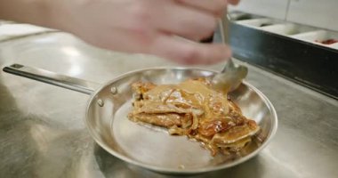 Restaurant Kitchen 'da Şef Cook' un Et Yemekleri Hazırlama Süreci. Yavaş çekim 60 fps 4K 10-bit