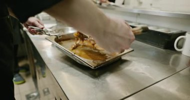Restaurant Kitchen 'da Şef Cook' un Et Yemekleri Hazırlama Süreci. Yavaş çekim 60 fps 4K 10-bit