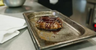 Restaurant Kitchen 'da Şef Cook' un Et Yemekleri Hazırlama Süreci. Yavaş çekim 60 fps 4K 10-bit