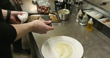 Restaurant Kitchen 'da Şef Cook' un Et Yemekleri Hazırlama Süreci. Yavaş çekim 60 fps 4K 10-bit