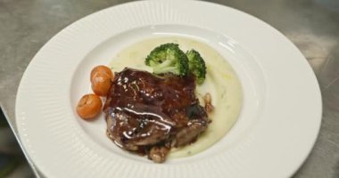 Restaurant Kitchen 'da Şef Cook' un Et Yemekleri Hazırlama Süreci. Yavaş çekim 60 fps 4K 10-bit