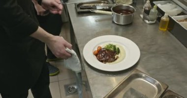 Restaurant Kitchen 'da Şef Cook' un Et Yemekleri Hazırlama Süreci. Yavaş çekim 60 fps 4K 10-bit