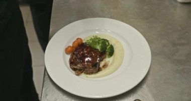 Restaurant Kitchen 'da Şef Cook' un Et Yemekleri Hazırlama Süreci. Yavaş çekim 60 fps 4K 10-bit