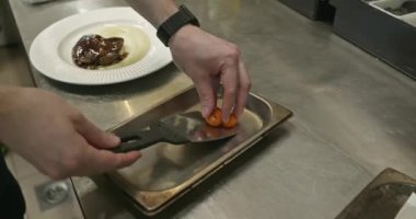 Restaurant Kitchen 'da Şef Cook' un Et Yemekleri Hazırlama Süreci. Yavaş çekim 60 fps 4K 10-bit