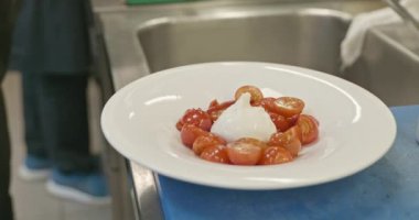 Restaurant Kitchen 'da Cook' tan Domates Yemeği Hazırlama. Yavaş çekim 60fps 4K 10-bit