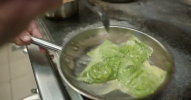 Restoran Mutfağında Şef Cook 'un Ravioli Yemeklerinin Hazırlanması. Yavaş çekim 60fps 4K 10-bit