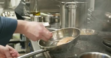 Kızartma tavasında beyaz balık eti. Restaurant Kitchen 'da Şef Cook' un hazırladığı deniz ürünleri. Yavaş çekim 60fps 4K