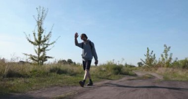 Kafkasyalı adam yürürken el sallayarak el sallıyor. Yavaş çekim 60fps 4K 10-bit