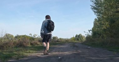 Kafkasyalı adam yürürken el sallayarak el sallıyor. Yavaş çekim 60fps 4K 10-bit